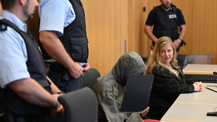 Die Staatsanwaltschaft wirft dem Angeklagten Mord und versuchten Mord mit gefährlicher Körperverletzung vor.