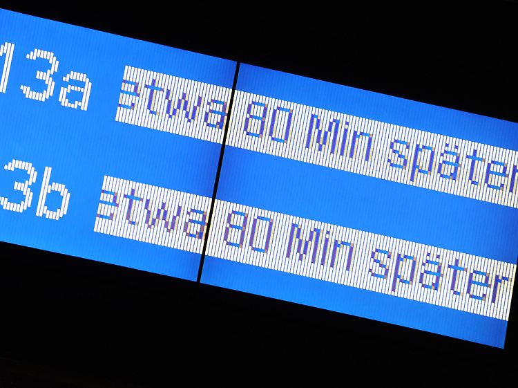 Die Pünktlichkeit der Fernzüge lag "tageweise unter 70 Prozent" - mehr gibt die Bahn nicht preis.