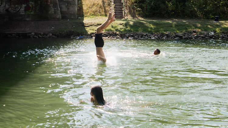 Von einer Brücke direkt ins Wasser springen, das hat einen Hauch von Abenteuer.