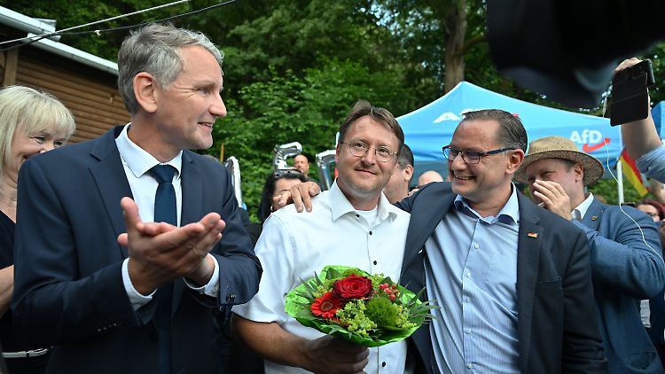 Kann einer wie Robert Sesselmann (Mitte) von der als gesichert rechtsextremistisch eingestuften Partei AfD Landrat sein?