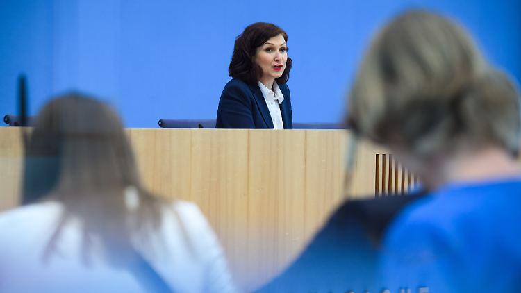 "Millionen von Menschen in Deutschland erleben Diskriminierungen", sagt die Bundesbeauftragte für Antidiskriminierung, Ferda Ataman.