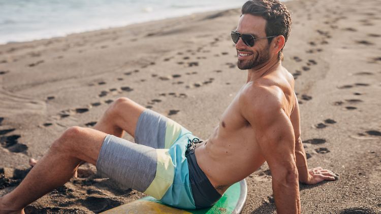 Bei C&A, eBay, Amazon und Co. gibt es nun günstige Bademode für Männer, die an Strand und Pool top aussehen.