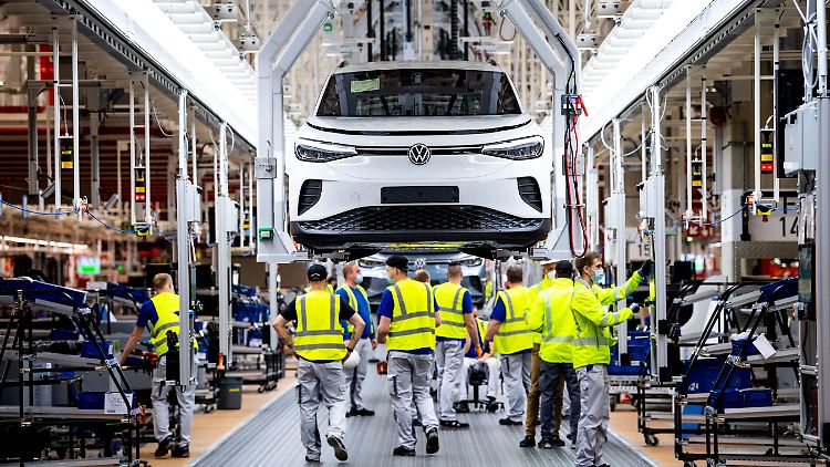 VW-Werk in Emden: Eine Schicht gestrichen und die Zahl der Leiharbeiter reduziert.
