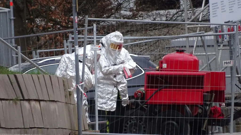 Einsatzkraefte-der-Feuerwehr-arbeiten-unter-Hitze-Vollschutz