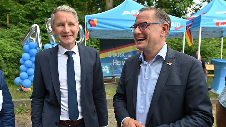 Die AfD-Politiker Björn Höcke und Tino Chrupalla freuen sich am Sonntag in Sonneberg über das Ergebnis der Stichwahl zum Landratsamt.