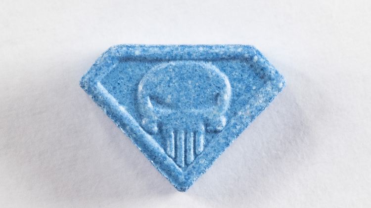 Die hochdosierte Ecstasy-Variante "Blue Punisher" trägt einen eingeprägten Totenkopf, der an das Logo des Marvel-Charakters "The Punisher" angelehnt ist. 