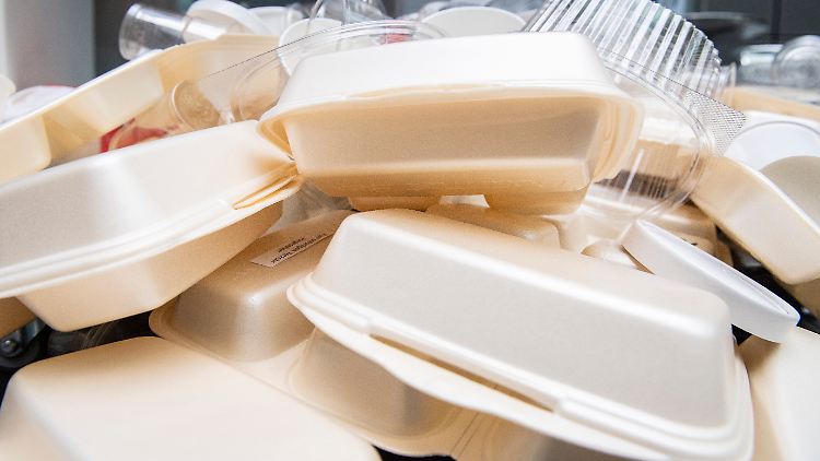 Bereits seit Jahresbeginn muss es eine Mehrwegalternative zu Einwegkunststoff geben. Vielfach wird aber auf Karton oder Aluminium ausgewichen.