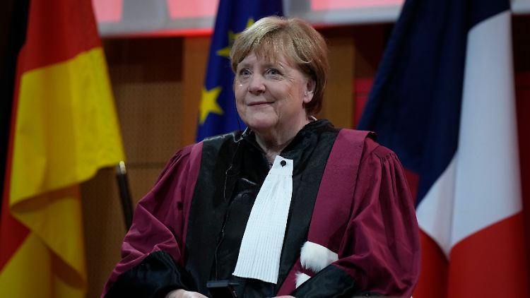 Merkel ist die 28., die von der Sciences Po die Ehrendoktorwürde erhalten hat.
