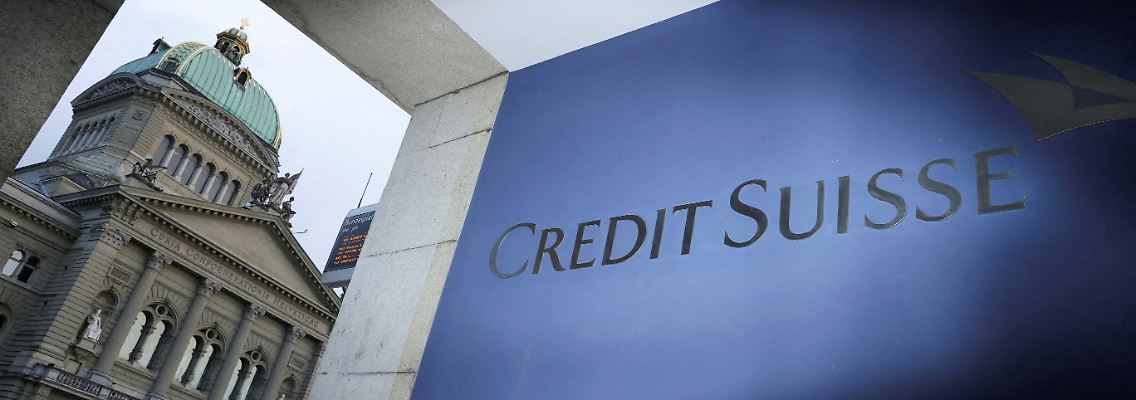 2023-06-21T143916Z_1902437991_RC24XZ9UJJSF_RTRMADP_3_UBS-GROUP-CREDIT-SUISSE-DEPOSITS.JPG