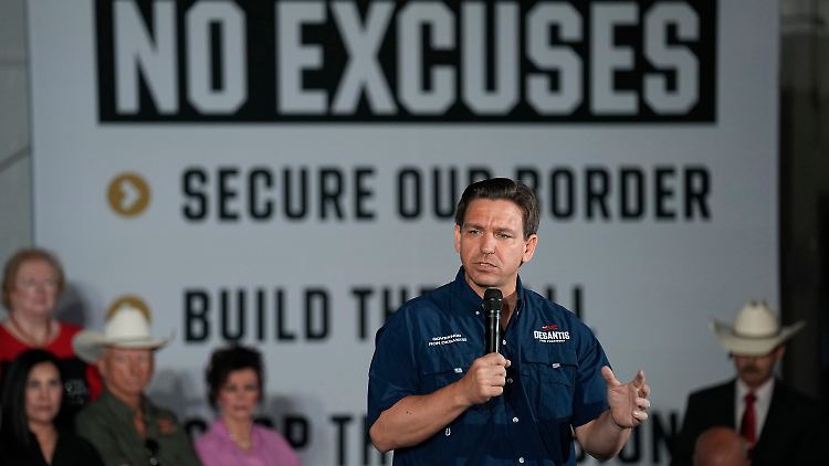DeSantis bei einem Auftritt im US-Bundesstaat Texas: "Keine Ausflüchte", ist hinter ihm auf einer Wand über die Grenzsicherheit zu lesen.