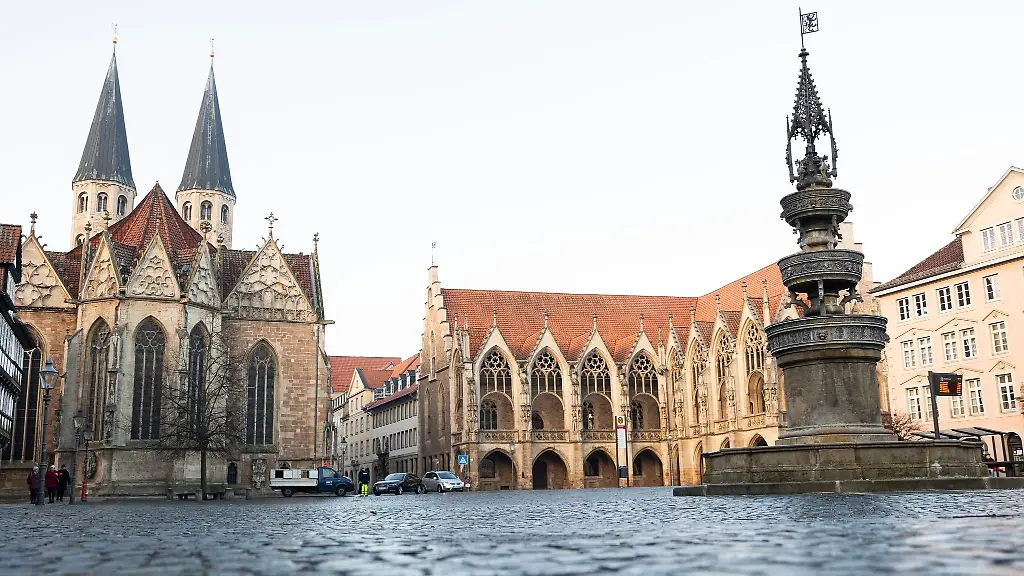 Der-Marienbrunnen-r-steht-auf-dem-Altstadtmarkt-in-der-Innenstadt