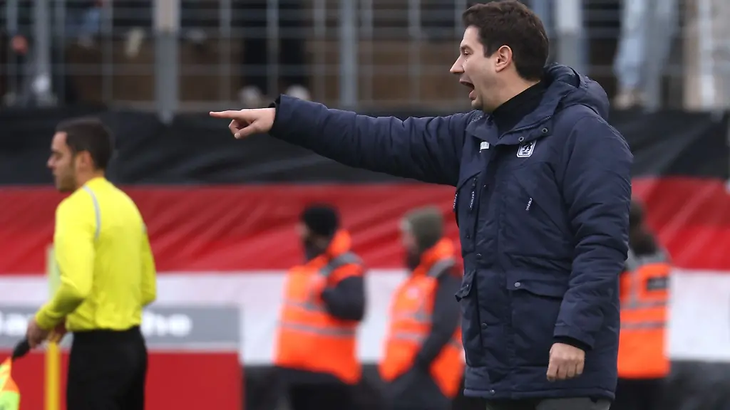 Argirios-Giannikis-Trainer-des-TSV-1860-Muenchen-steht-am-Spielfeldrand