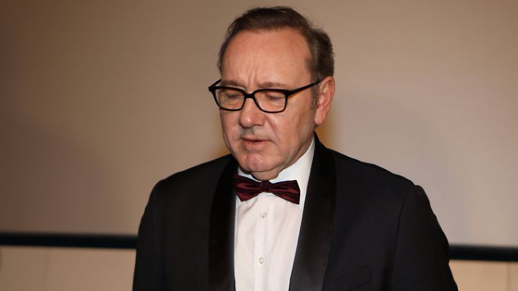In Großbritannien wird Spacey mit insgesamt zwölf Fällen angeblicher sexueller Übergriffe gegen vier Männer konfrontiert.