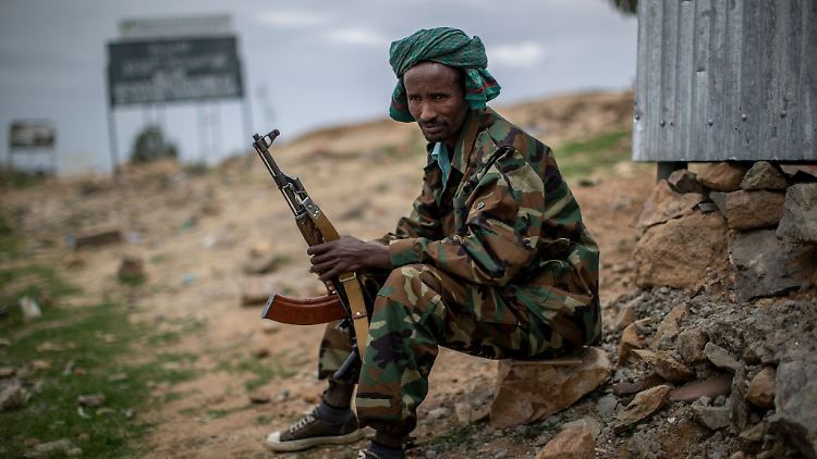 Ein Kämpfer der Tigray People's Liberation Front (TPLF) an einem Wachposten am Rande der Stadt Hawzen in der Region Tigray in Nordäthiopien.