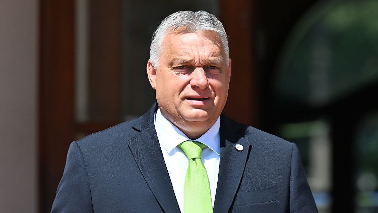 Orban bekräftigte, dass sein Land sich an der Verteilung von Flüchtlingen in der EU nicht beteiligen und auch keine Ausgleichszahlungen leisten werde.