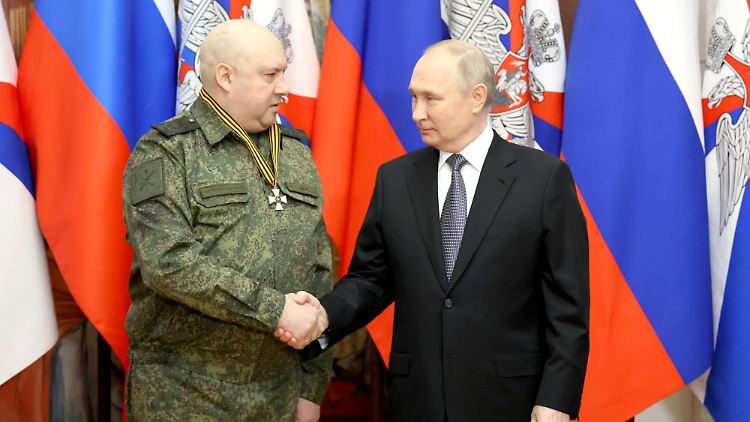 "General Armageddon" und Putin schütteln sich die Hände.
