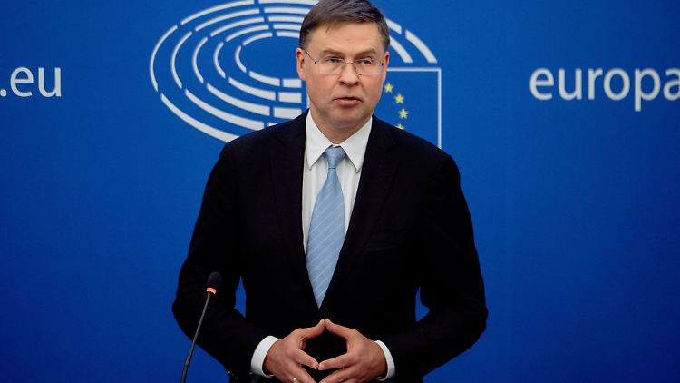 "Hätten wir beide Optionen - Euro-Bargeld und einen digitalen Euro -, so könnten alle frei wählen, wie sie bezahlen möchten": Valdis Dombrovskis.