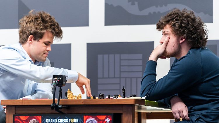 Magnus Carlsen (l) war von Hans Niemann verklagt worden.