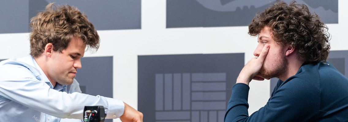 Magnus Carlsen (l) war von Hans Niemann verklagt worden.