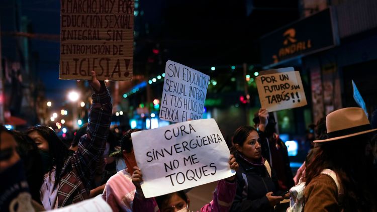 "Schamloser Priester, fass mich nicht an" : Proteste in Bolivien im Mai nach Bekanntwerden des Tagebuchs.