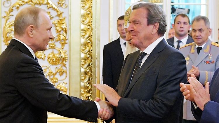 Schröder gilt als enger Freund Putins und war über Jahre für russische Energiekonzerne aktiv. (Archivbild)