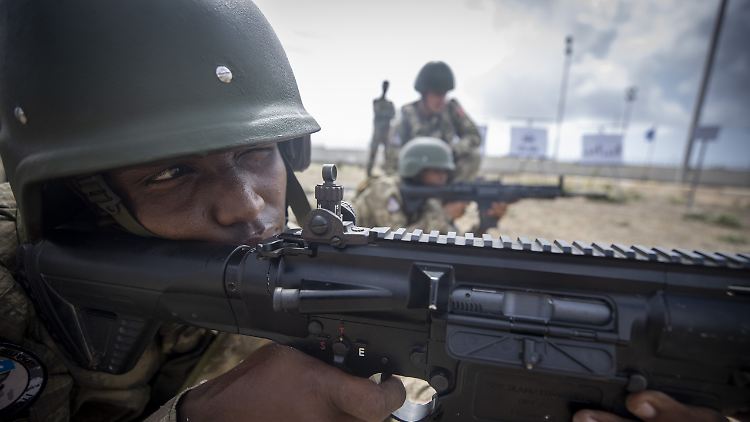 Türkische Soldaten bilden in Mogadischu Mitglieder der somalischen Armee aus.