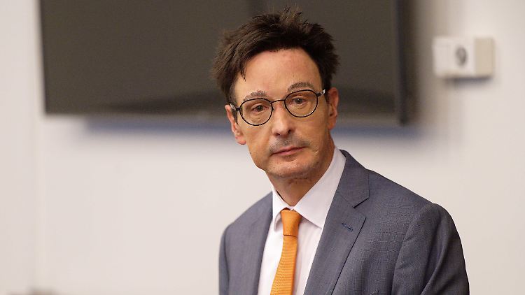 Bernhard Günther, ehemaliger Finanzchef von Innogy, sitzt im August 2022 im Landgericht Wuppertal.