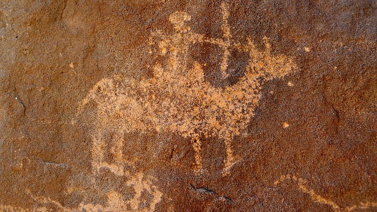 Steingravur eines mit Pfeil und Bogen auf einem Pferd jagenden Menschen im Wadi Bir Amreet in der Östlichen Wüste, auch Arabische Wüste genannt.