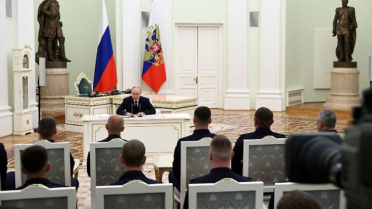 Seine Position hat sich in den vergangenen Tagen nicht gerade verbessert: Putin im Kreml am dritten Tag nach dem Aufstand.