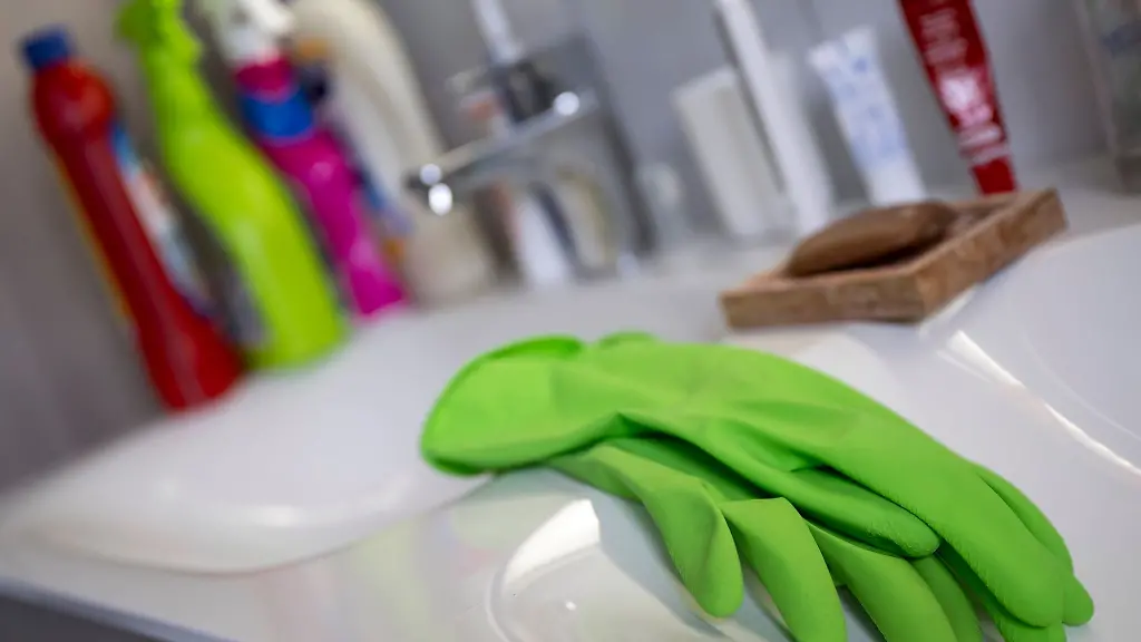 Handschuhe-zum-Putzen-liegen-in-einem-Bad-auf-dem-Waschbecken