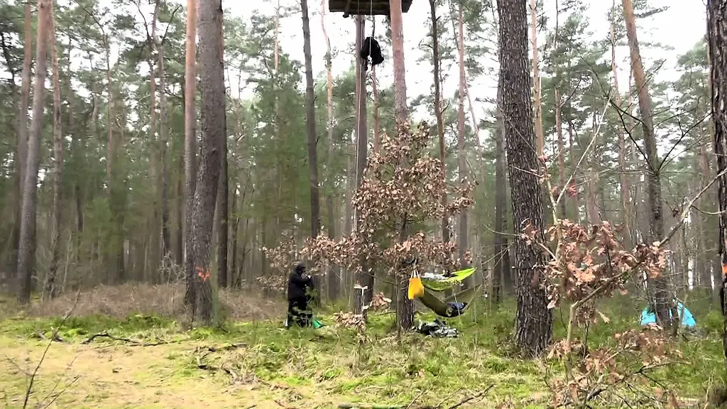 Aktivisten-schlafen-in-Ihren-Haeusern-und-Haengematten