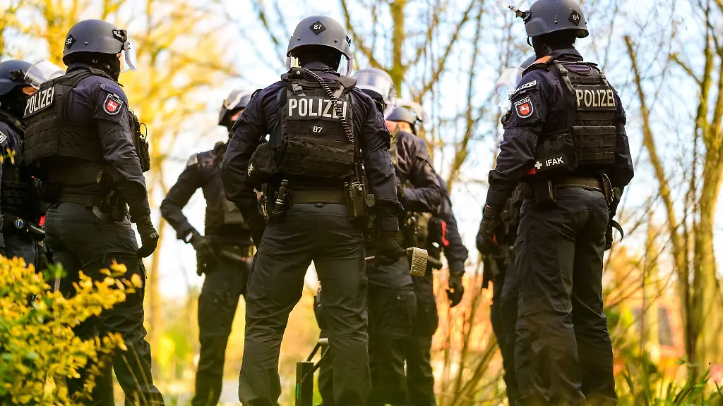 Polizisten-der-Verfuegungseinheit-aus-Lueneburg-besprechen-sich-waehrend-einer-Uebung
