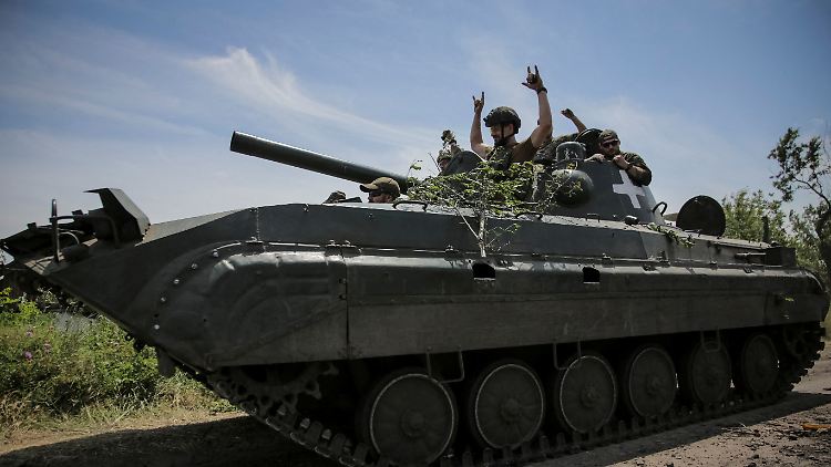 Ukrainer jubeln nach der Befreiung des Dorfes Neskuchne.