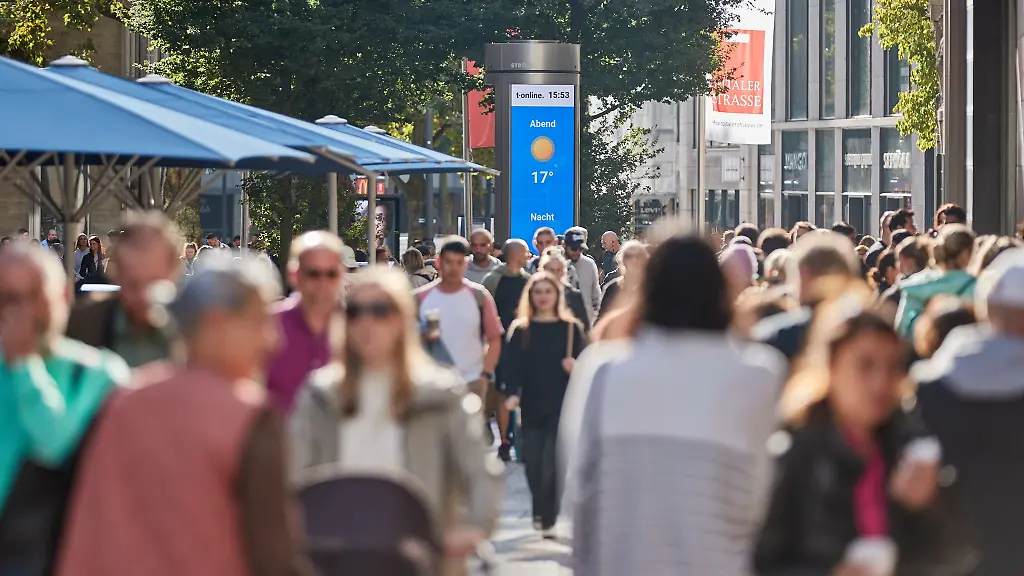 Zahlreiche-Menschen-gehen-am-verkaufsoffenen-Sonntag-auf-der-Spitalerstrasse