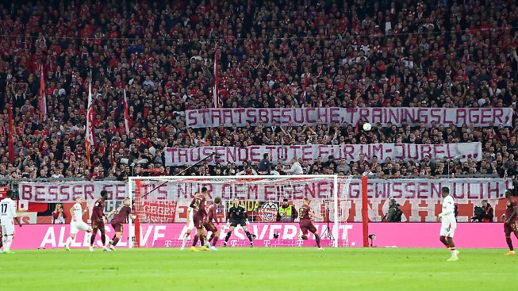 Katar ärgerte die Fans des FC Bayern mächtig. Sie legten sich mehrfach mit Uli Hoeneß an. "Staatsbesuche, Trainingslager, tausende Tote fuer WM Jubel.... Besser gehts nur dem eigenen Gewissen, Uli H", hieß es im September 2022 auf Bannern. 