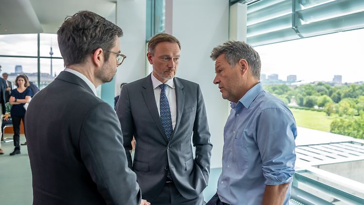 Wirtschaftsminister Habeck vor der heutigen Kabinettssitzung im Gespräch mit Finanzminister Lindner und Justizminister Buschmann.