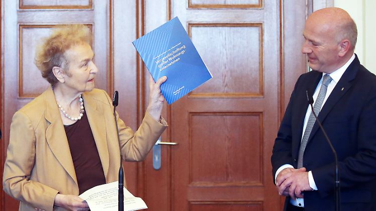 Nicht sein Gutachten und nicht sein Thema - und doch muss der Regierende Bürgermeister Wegner (r.) nun irgendwas mit dem Papier der Däubler-Gmelin-Kommission anfangen.