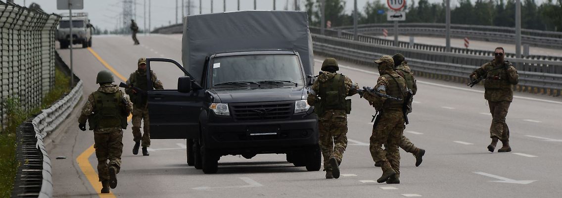 2023-06-24T125944Z_166563512_RC2OP1AOR0QI_RTRMADP_3_UKRAINE-CRISIS-RUSSIA-PRIGOZHIN-CONVOY.JPG