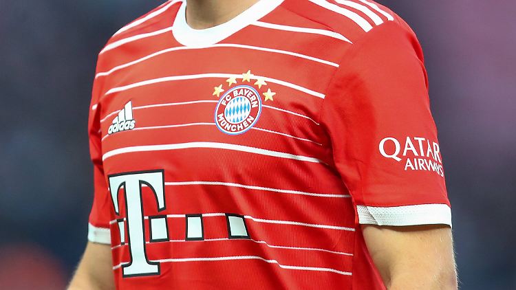 Das Logo der Fluglinie wird vom Ärmel des Bayern-Trikots verschwinden.