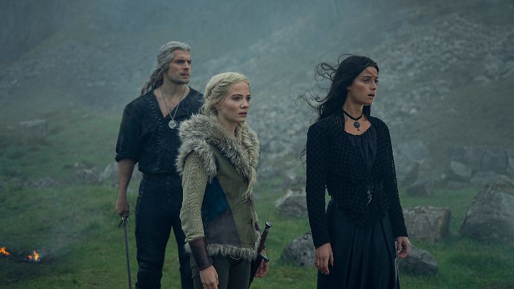 Werden endlich eine magische Familie: Geralt von Riva (Henry Cavill), Ciri (Freya Allan, M.) und Yennefer von Vengerberg (Anya Chalotra). 
