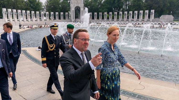 Verteidigungsminister Pistorius und die deutsche Botschafterin Emily Haber am Weltkriegsdenkmal in Washington.