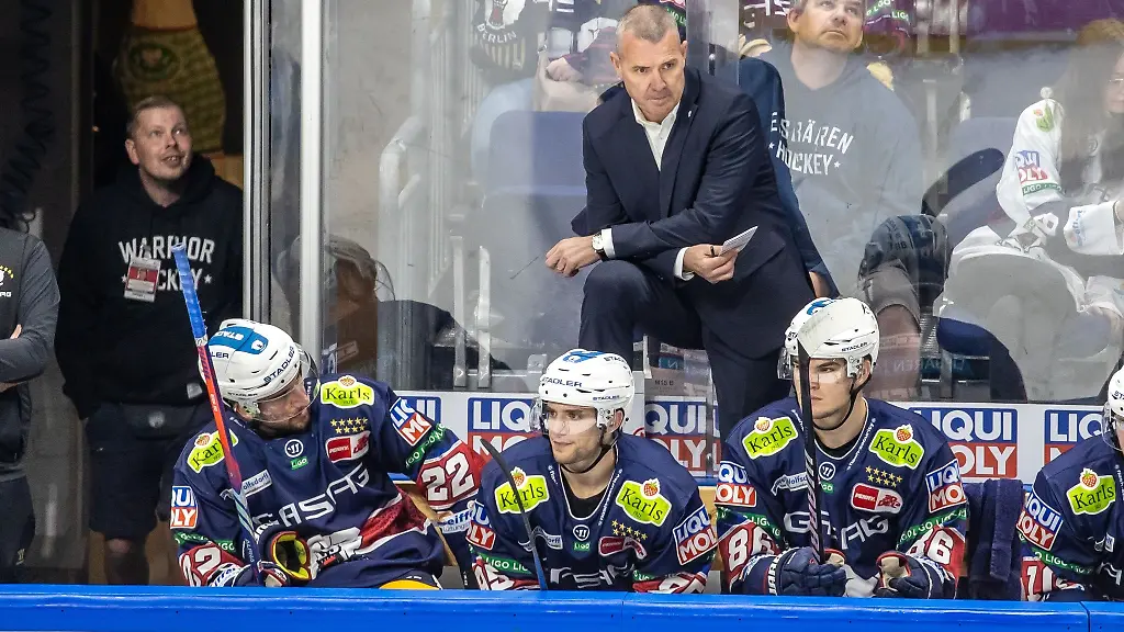 Cheftrainer-Serge-Aubin-von-den-Eisbaeren-Berlin-verfolgt-ein-Spiel