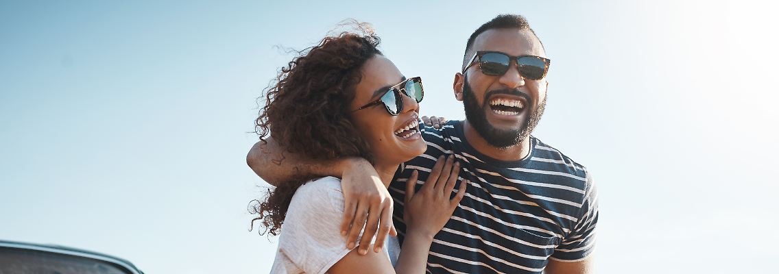 Diese drei Sonnenbrillen-Trends 2024 domininieren den Sommer.