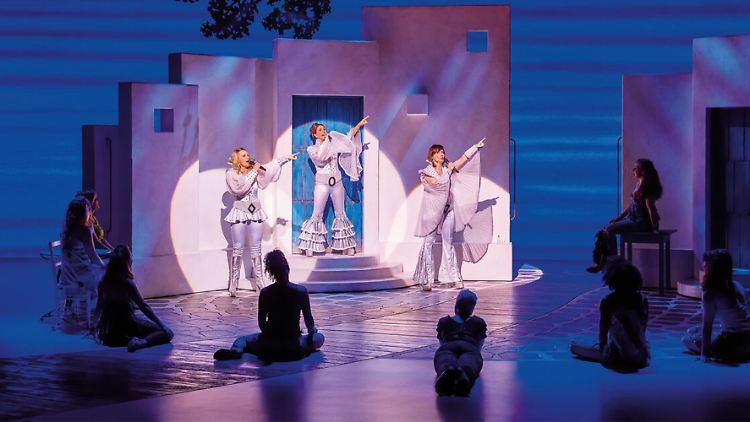 Eines der Top-Musicals in Deutschland ist "Mamma Mia!", das in Hamburg zum Mitsingen und Tanzen einlädt.