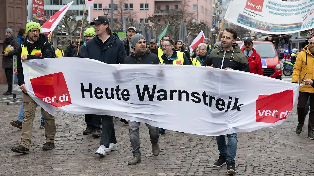 Teilnehmer-am-Warnstreik-demonstrieren-in-Frankfurt