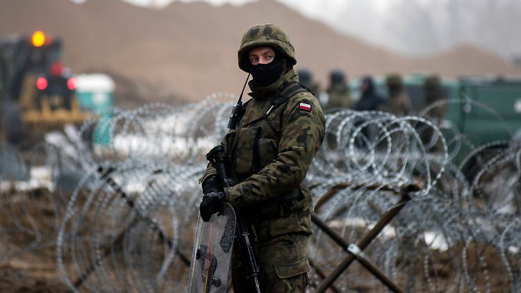 Das NATO-Mitglied Polen hatte an der Grenze bereits einen 5,5 Meter hohen Zaun gebaut.
