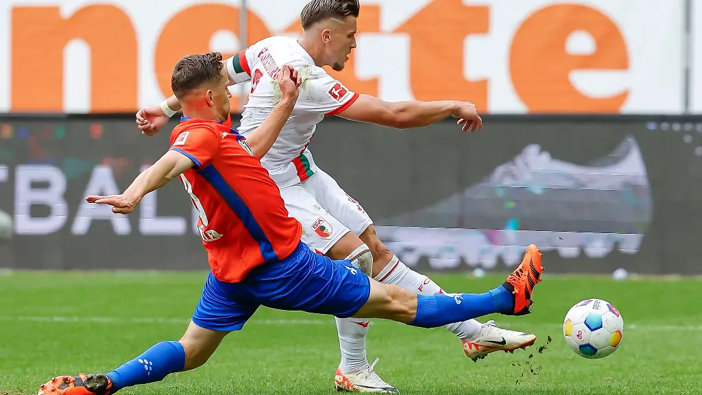 Kapitaen-Ermedin-Demirovic-r-vom-FC-Augsburg-und-Jannik-Mueller-vom-SV-Darmstadt-98-in-Aktion