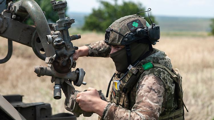 Ein ukrainischer Soldat bereitet den Beschuss russischer Stellungen an der Frontlinie in der Nähe von Bachmut vor. 