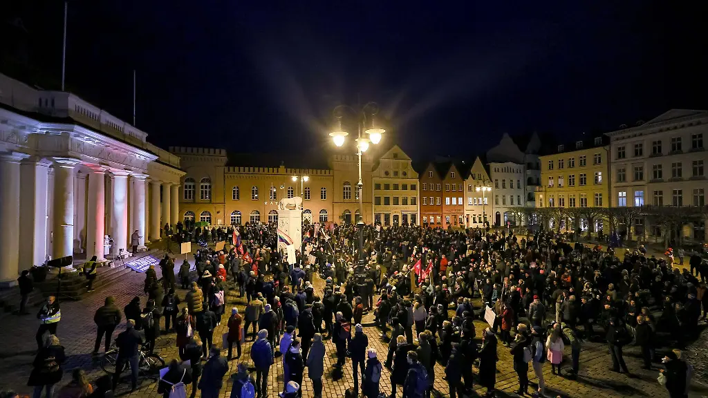 Hunderte-Menschen-demonstrieren-in-Schwerin-gegen-Rechtsextremismus