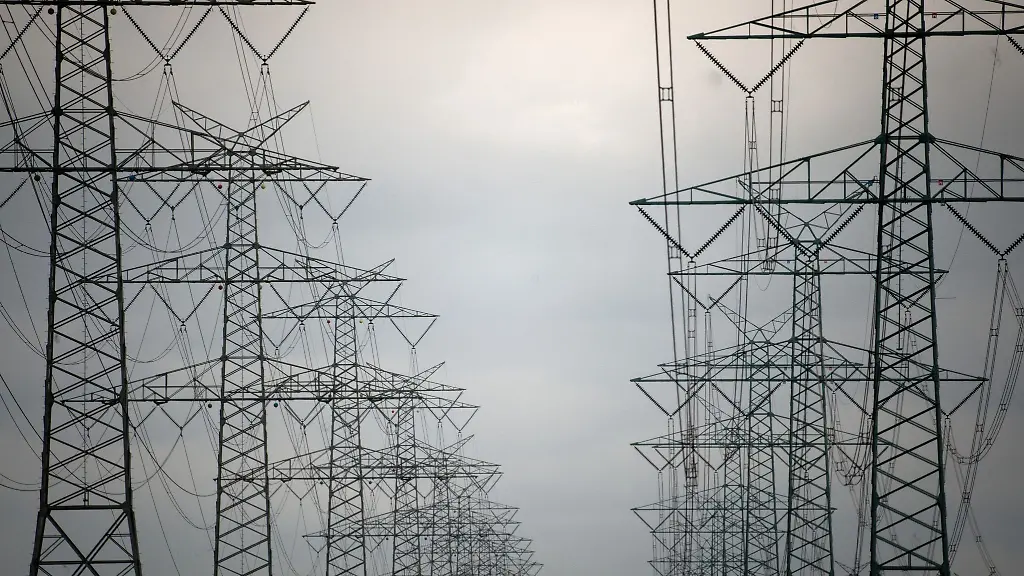 Zwei-Reihen-von-Hochspannungsmasten-bei-Brokdorf